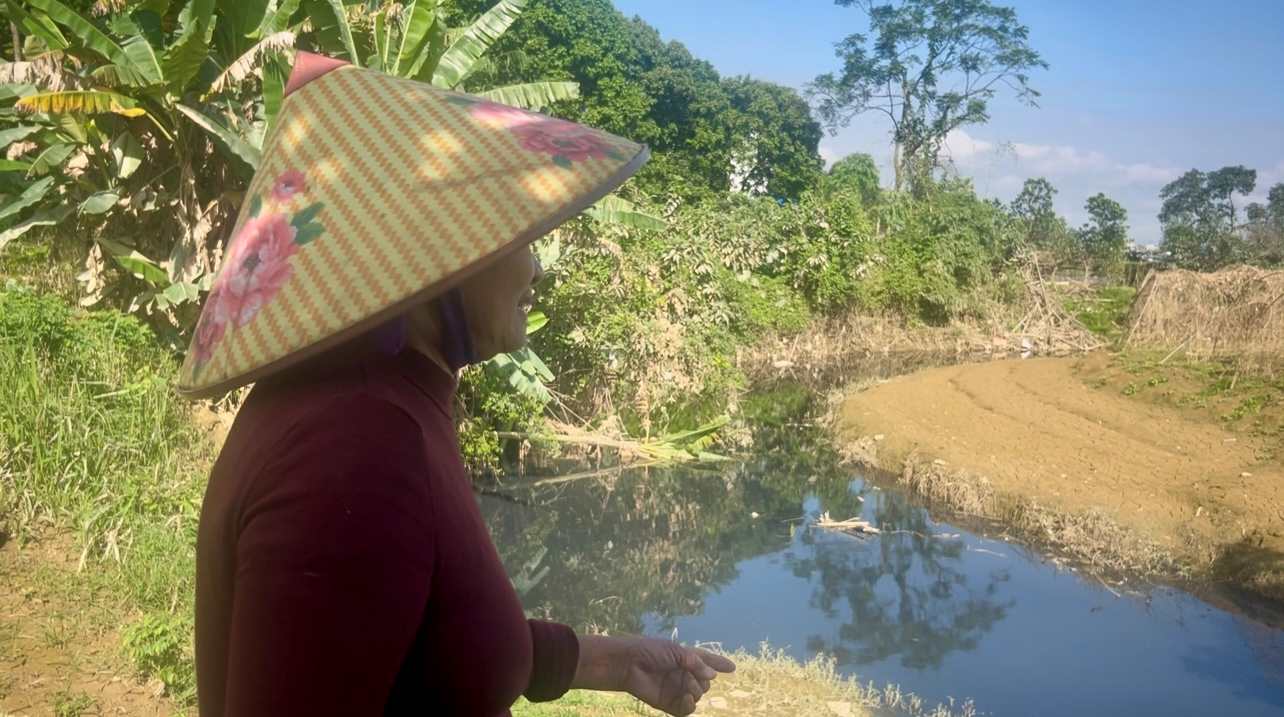 People are worried and hope for a solution to overcome the pollution of Dong Gianh stream soon. Photo: PV Group