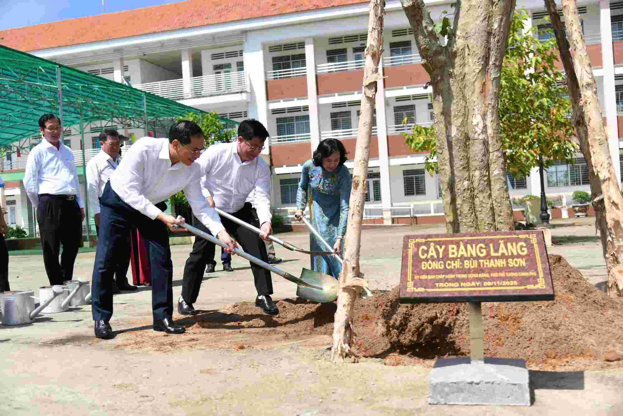 Member of the Party Central Committee, Deputy Prime Minister Bui Thanh Son and delegates participated in planting trees at the groundbreaking ceremony for the construction of the Vinh Gia Primary - Secondary Boarding School on November 9. Photo: Phuong Vu