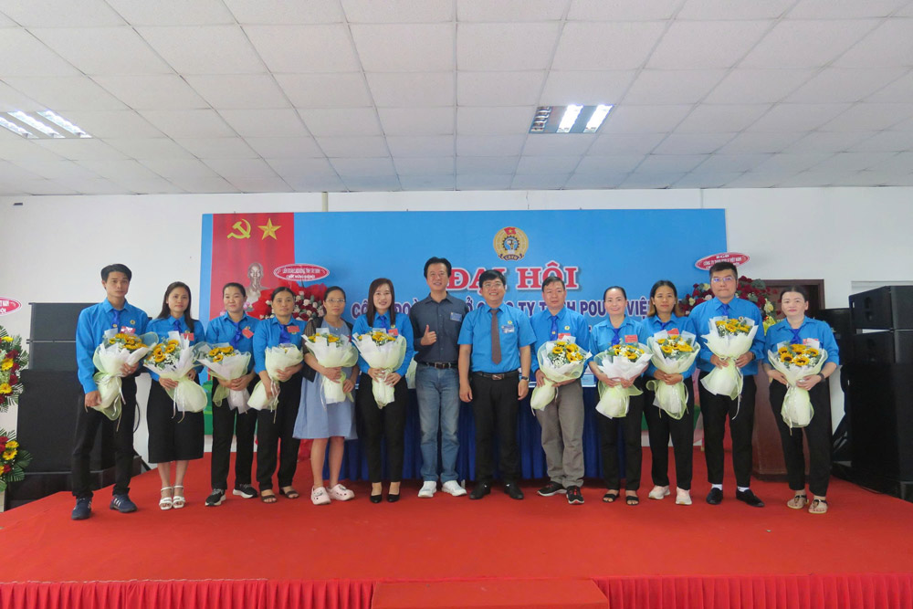 Mr. Nguyen Hoai Thanh - Vice Chairman of Tay Ninh Provincial Federation of Labor and the Board of Directors of the company presented flowers to congratulate the Executive Board of Directors of Pou Li Vietnam Co., Ltd. for the 4th term, 2025 - 2030. Photo: Phuong Dung