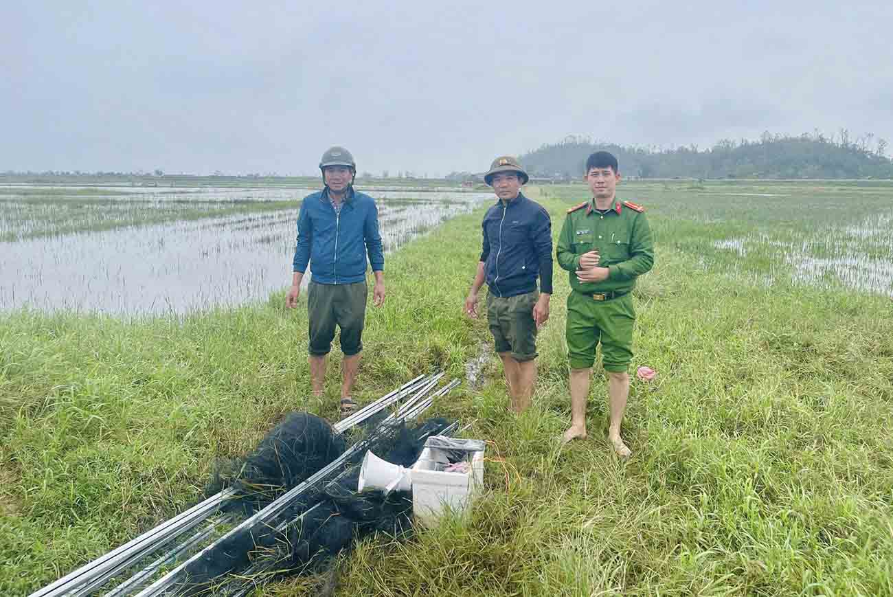 Cong an xa Cam Binh pha do dung cu bay chim troi. Anh: Binh Minh.