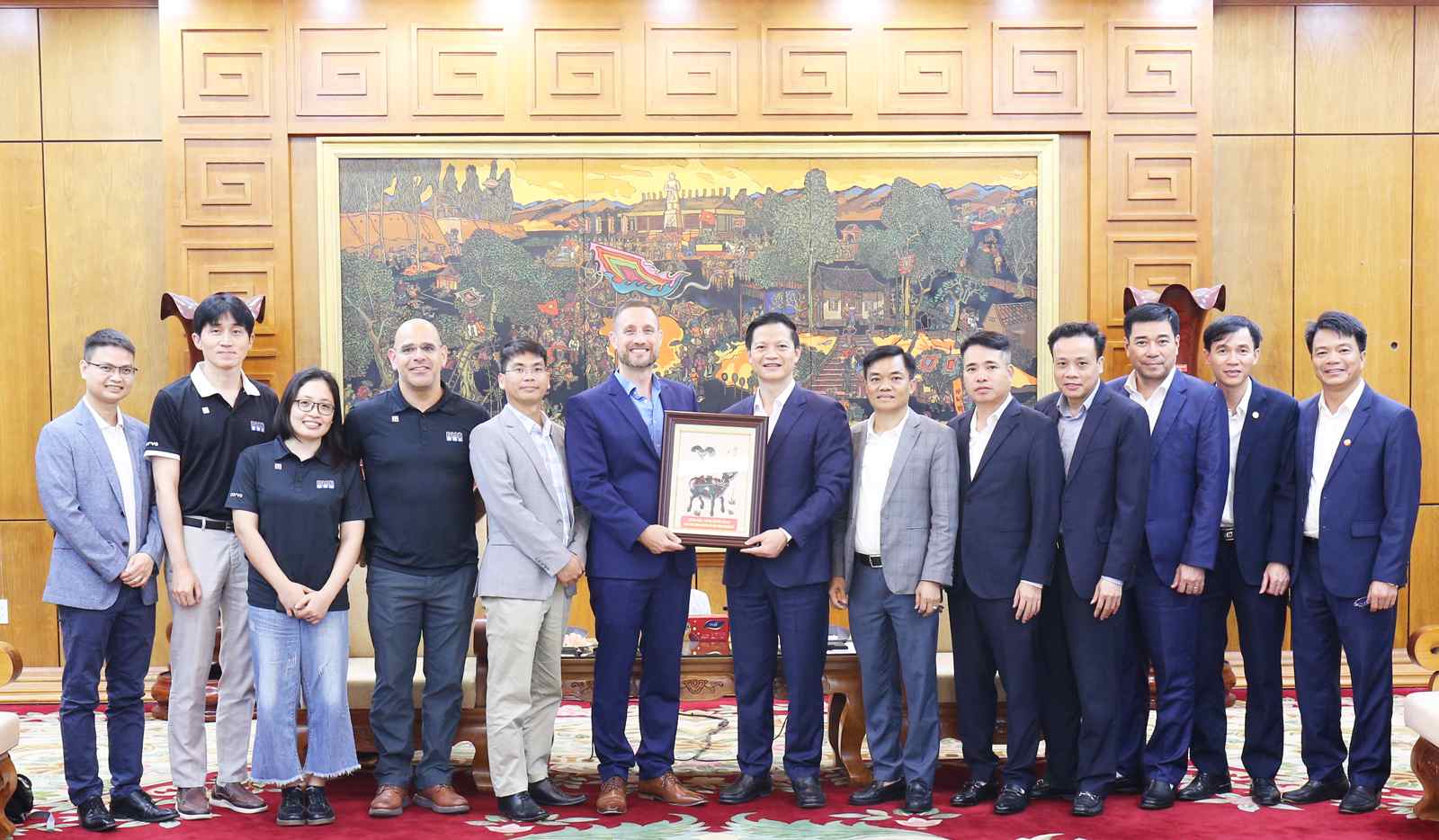 Chairman of the People's Committee of Bac Ninh province Vuong Quoc Tuan (7th right) presented Dong Ho folk paintings to the Working Group of Qorvo Group. Photo: Nguyen Nhan