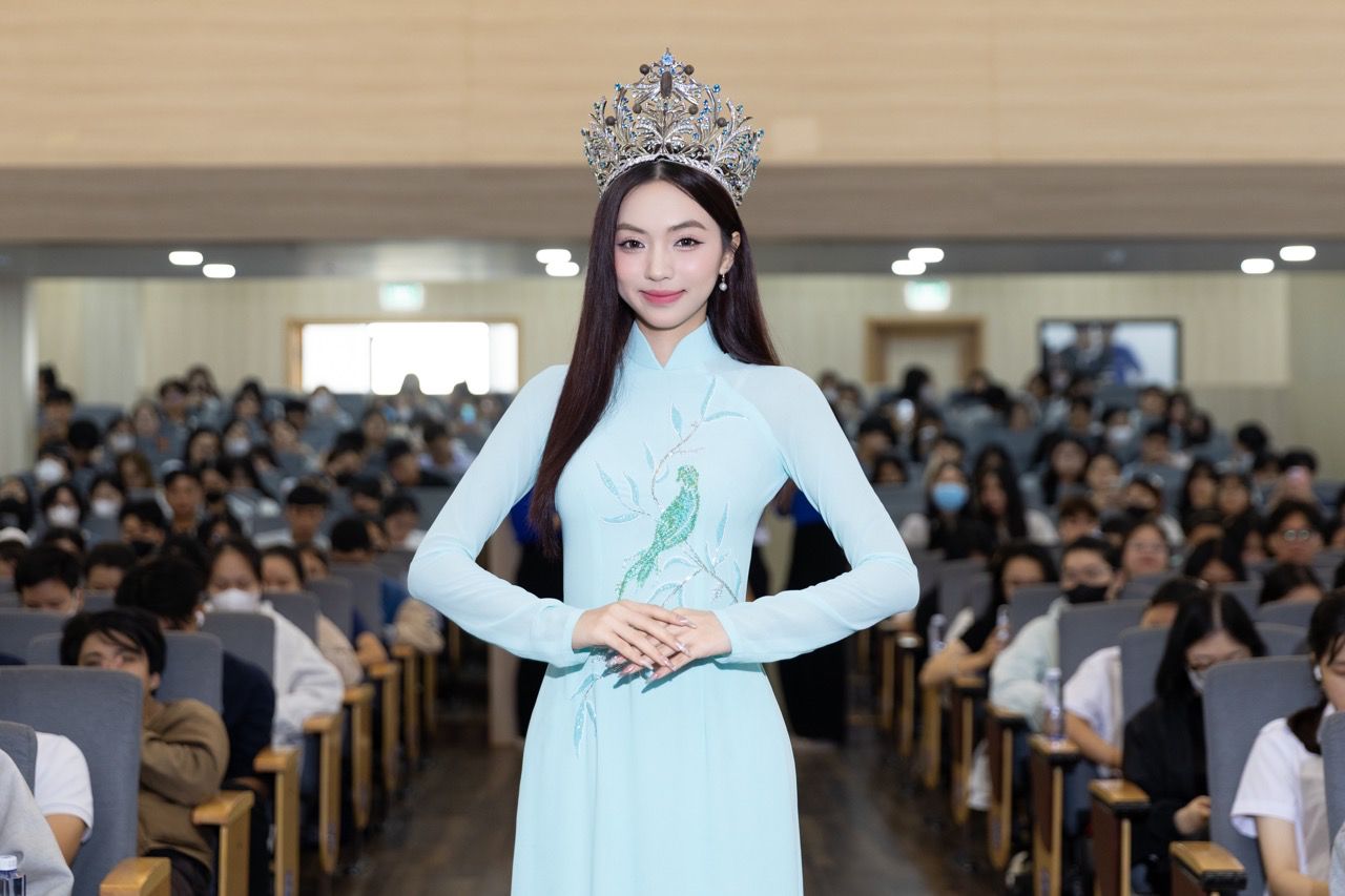 ホアン・ゴック・ヌーさんが学校を訪問しました。写真：組織委員会.