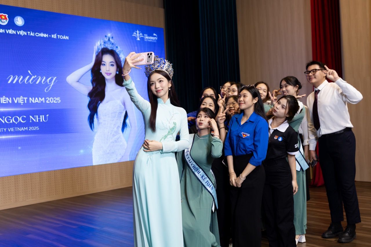 Hoa hau Hoang Ngoc giao luu voi sinh vien. Anh: Ban to chuc.