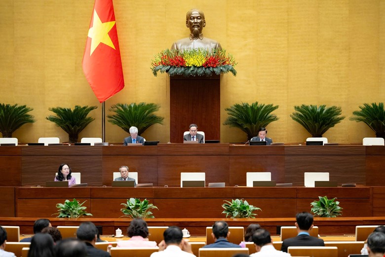 Quoc hoi nghe to trinh va bao cao tham tra cac luat sang 11.11. Anh: Quochoi.vn