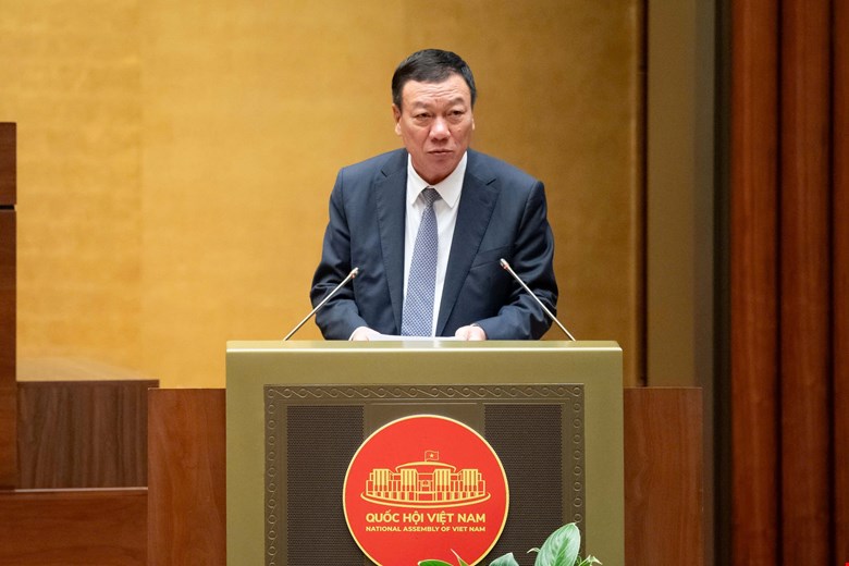 도안홍퐁 정부 감사원장이 시민 접견법 불만 제기법 고발법의 일부 조항을 수정 및 보완하는 법률 초안에 대한 보고서를 발표하고 있습니다. 사진: Quochoi.vn