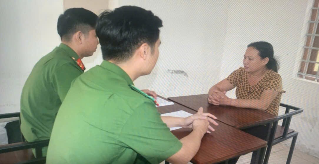 Đối tượng Phùng Thị Thanh trước cơ quan điều tra 