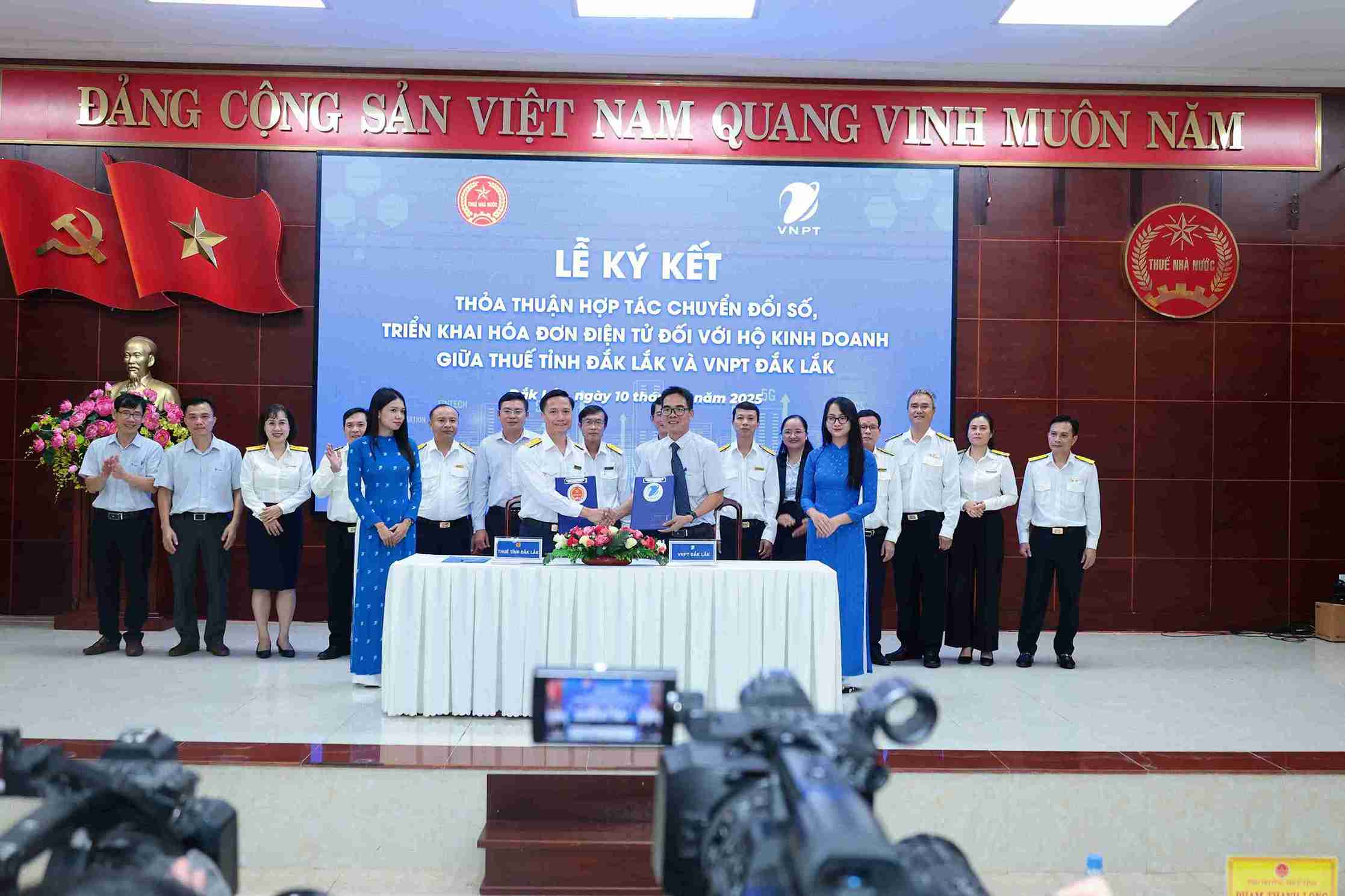VNPT 닥락과 닥락성 세무국은 세금 분야에서 디지털 전환 협력을 하고 있습니다. 사진: VNPT 닥락
