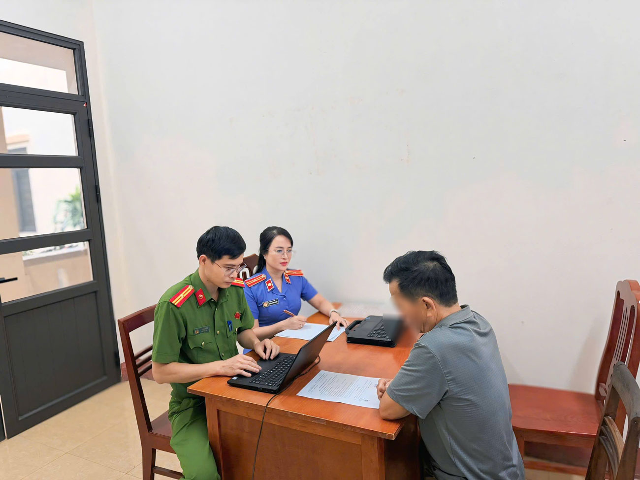 Các đối tượng liên quan tại cơ quan điều tra. Ảnh: Công an tỉnh Lào Cai