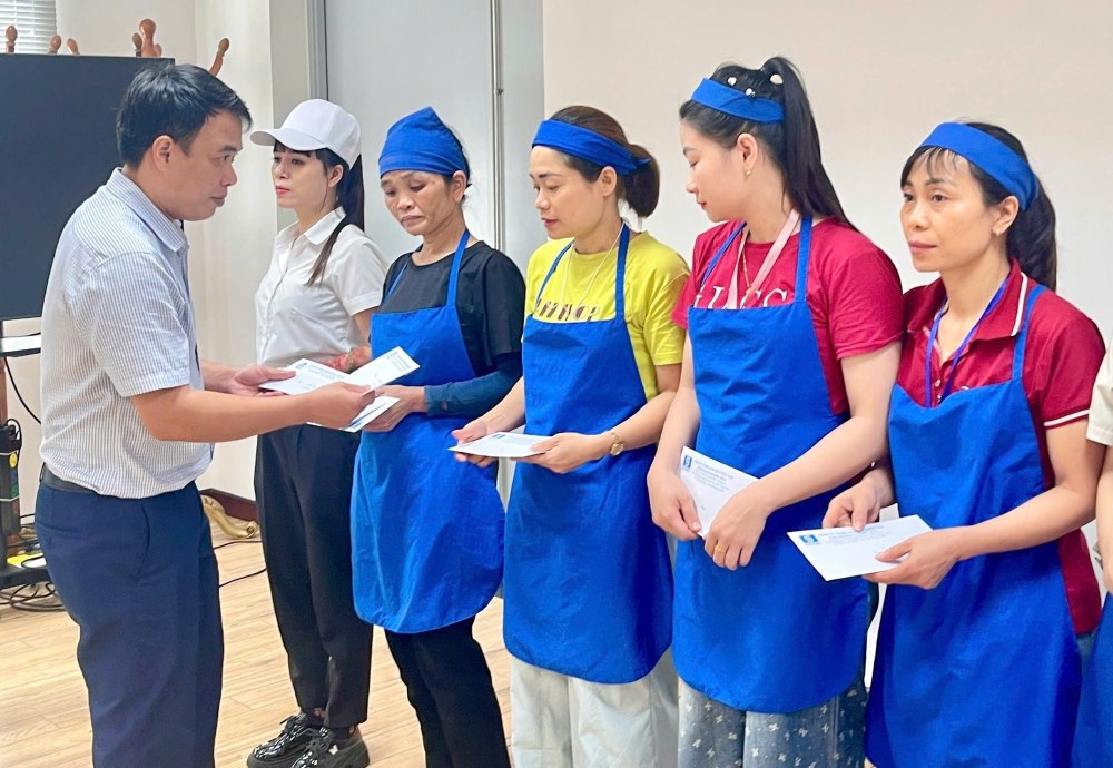 회사 노동조합 지도부가 조합원과 노동자에게 지원금을 전달하고 있습니다. 사진: 사쿠라이 노동조합