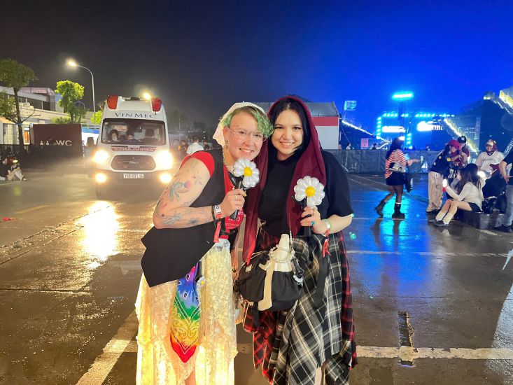 The two tourists from Russia were impressed with the culture and cuisine of Vietnam when they attended G-Dragon's concert. Photo: Tuong Vy