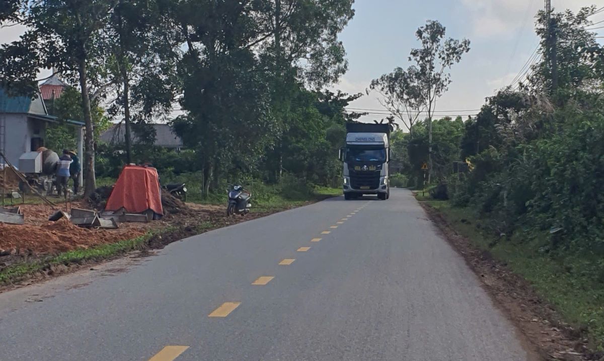 Khi duong Hung Vuong noi dai co the luu thong, duong DT.579 noi voi duong Hung Vuong ganh nhieu luot xe tai trong lon. Anh: Hung Tho