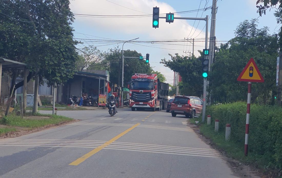 Xe tai tu Quoc lo 1A di vao duong DT.579 roi luu thong qua duong Hung Vuong noi dai. Anh: Hung Tho