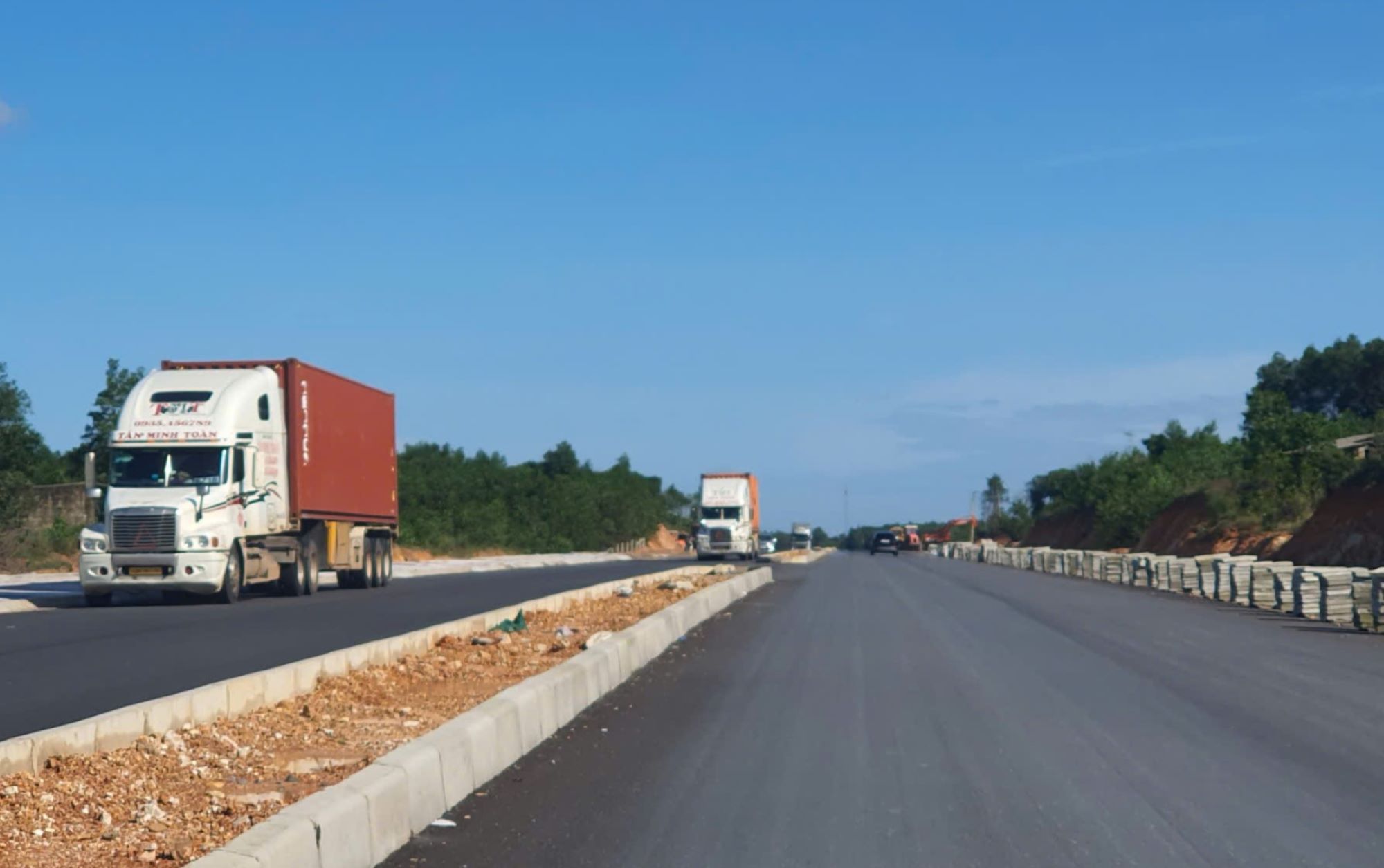 Vehiculos de gran tonelaje entran en la calle Hung Vuong en construccion muchos vehiculos circulan por esta calle para evitar la estacion de peaje BOT. Foto: Hung Tho