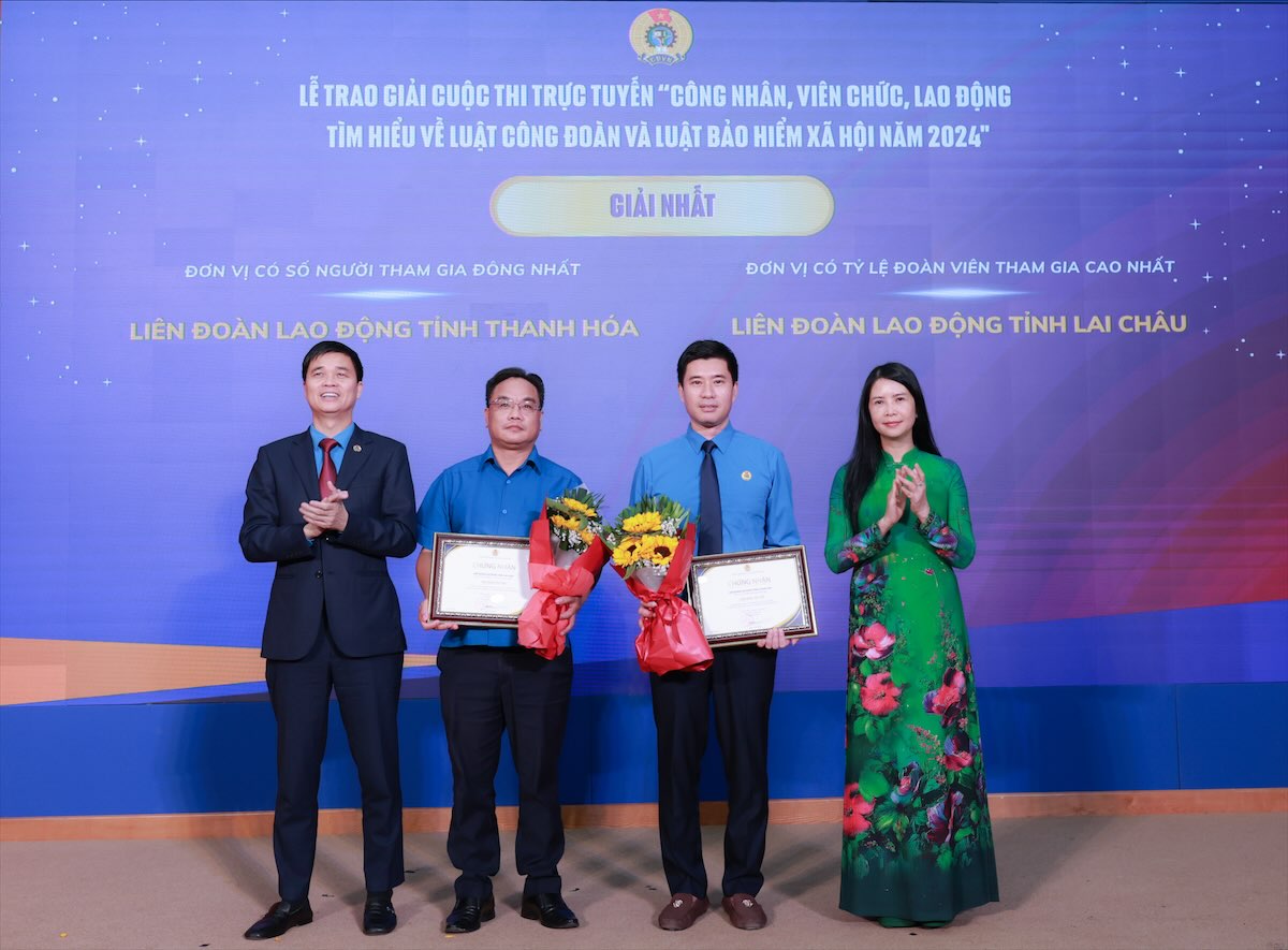 Vice President of the Vietnam General Confederation of Labor Ngo Duy Hieu (far left) and Ms. Tran Lan Phuong, Permanent Vice President of the Vietnam Women's Union (far right) presented the first prize of the collective of the online contest for employees to learn about the Trade Union Law and the Social Insurance Law in 2024 to the two units. Photo: Hai Nguyen