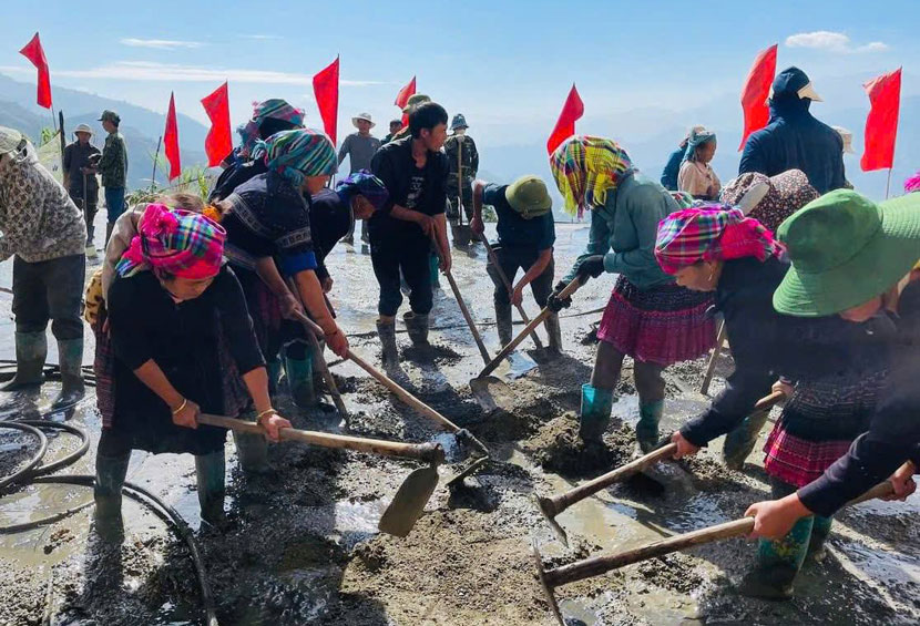 Can bo MTTQ xa Khao Mang tham gia ngay cuoi tuan cung dan. Anh: Thanh Xuan
