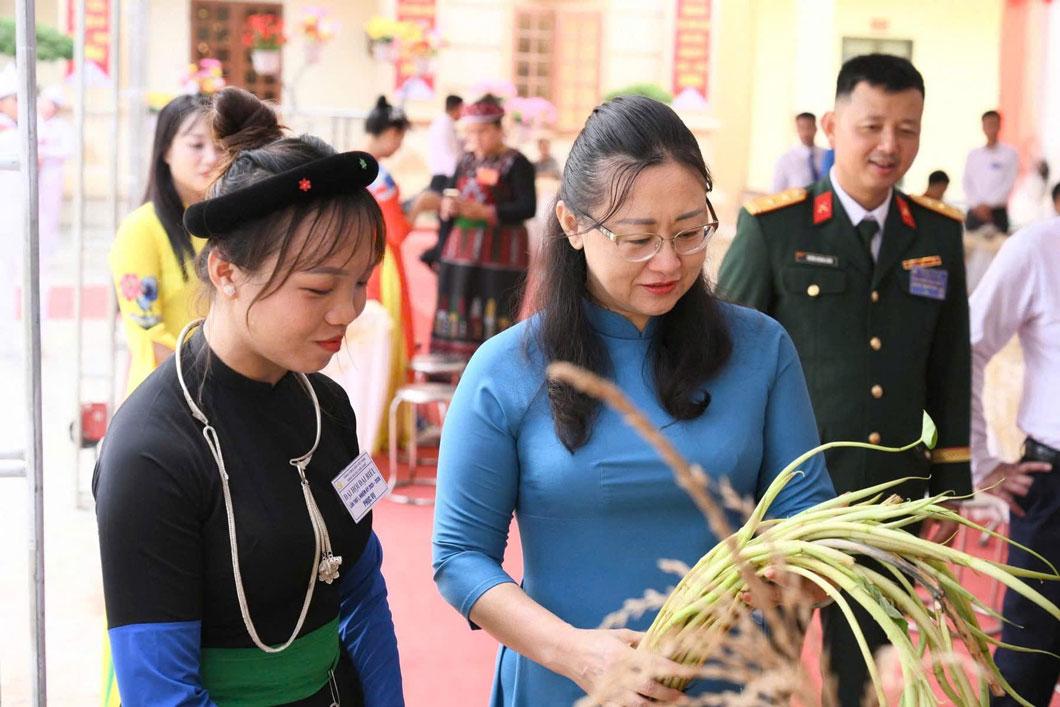 Tham quan gian trung bay san pham dia phuong
