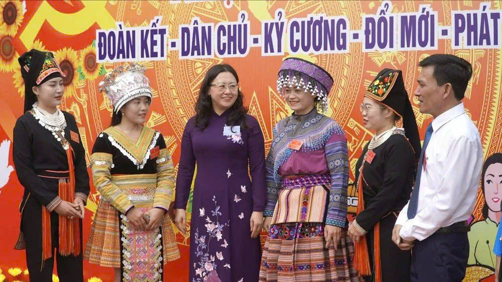 Dong chi Giang Thi Dung - Pho Bi thu Tinh uy, Chu tich Uy ban MTTQ tinh nam tinh hinh tu tuong Nhan dan tai xa Tan Hop