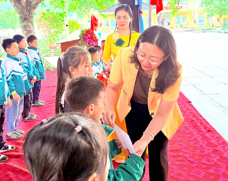 Uy ban Mat tran To quoc Viet Nam tinh da trao tang 20 suat hoc bong cho hoc sinh co hoan canh kho khan tai Truong Tieu hoc Tran Phu B, xa Thuong Bang La.