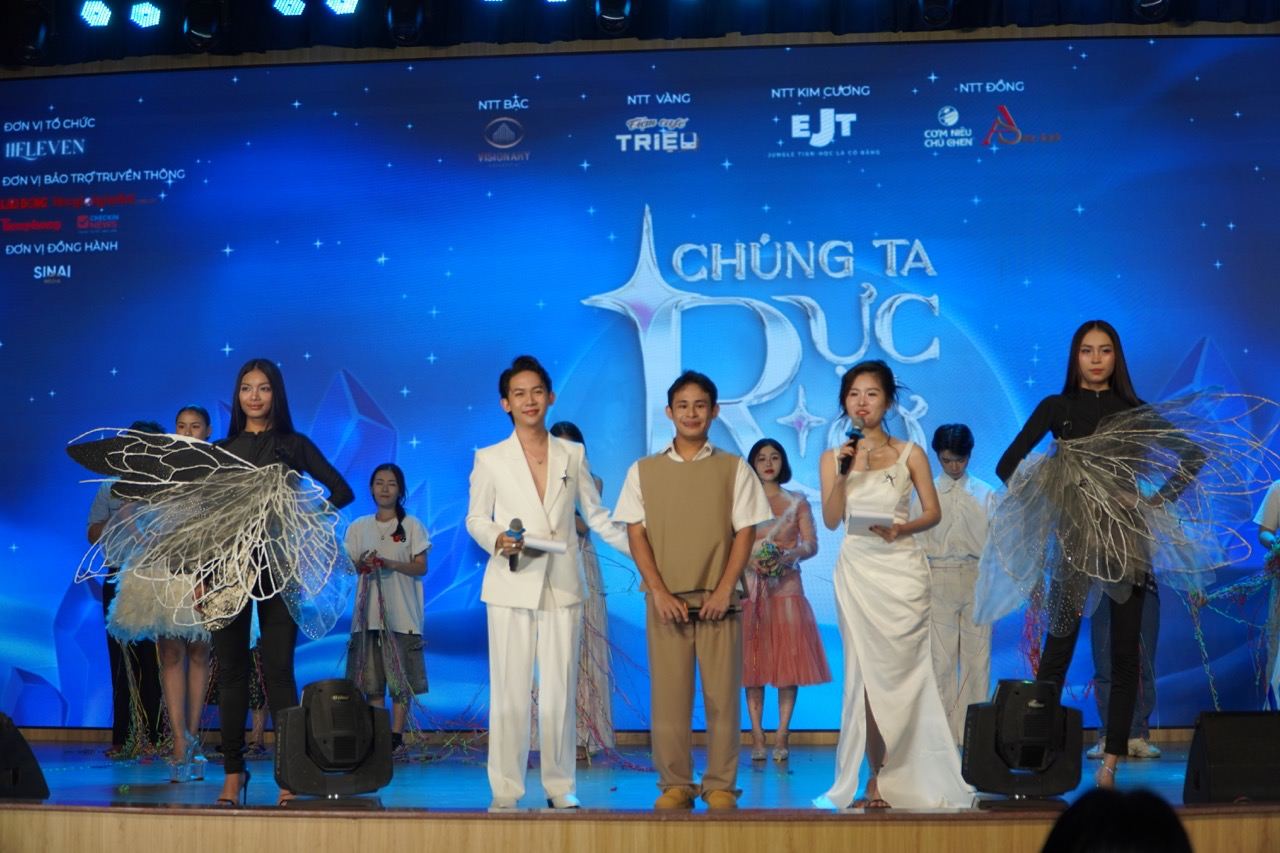 가수 Dinh Viet Truong이 관객과 소통하고 있습니다. 사진: Mai Anh.