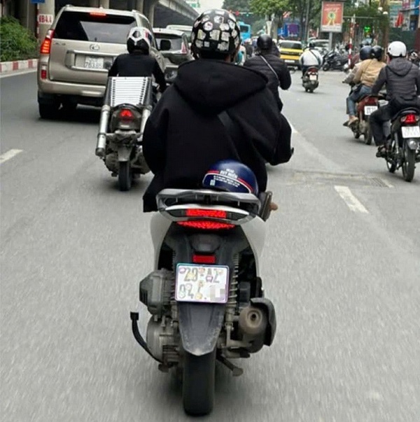 Chu xe dan che bien so bi phat nguoi o Ha Noi. Anh: Cong an Ha Noi dang tai