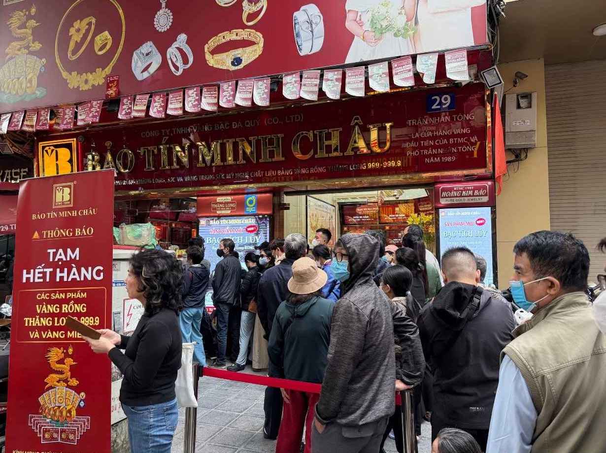 Ngay 11.11, tai mot so cua hang kinh doanh vang o Ha Noi, nhieu nguoi xep hang dai cho mua vang. Anh: Phuong Anh 