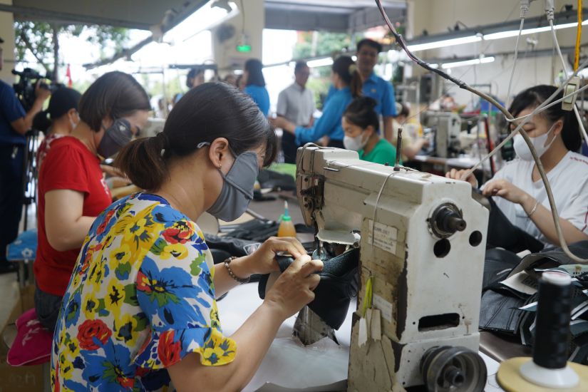 Nhat Hung Co., Ltd. の従業員の多くは、日常業務における「深刻な」問題を解決する緊急融資パッケージを利用できます。写真: マイ・ドゥン