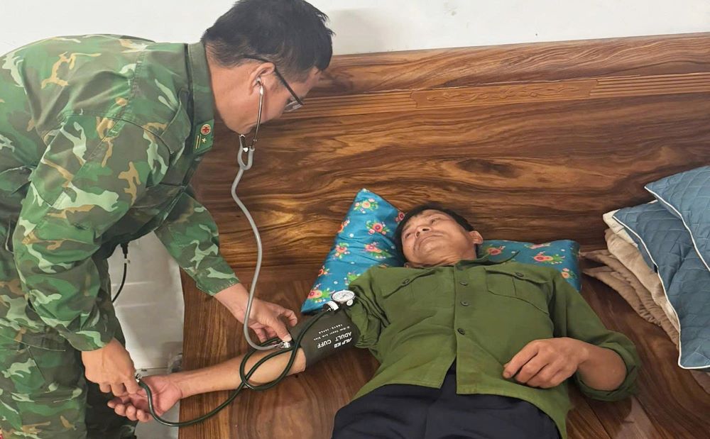 Fishermen on the sunken fishing boat were rescued and brought to shore and examined by border medics. Photo: Quang Tri Border Guard