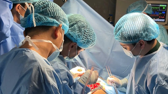 患者はチュオンサロン島の医師によって手術を受けた。写真：BVCC