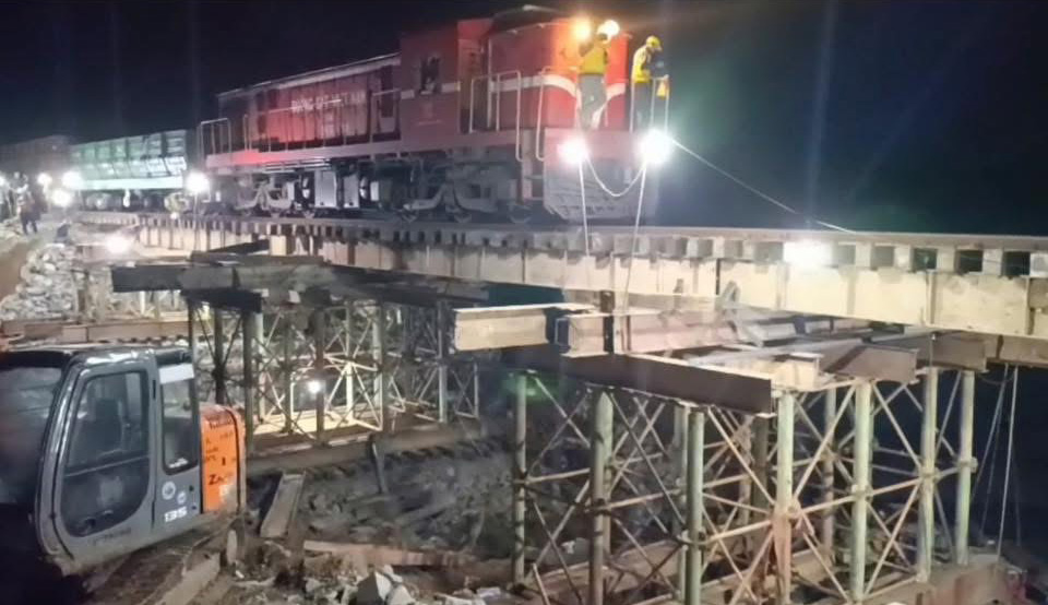 The North-South railway section through Dak Lak province has been repaired after being devastated by storm No. 13. Photo: Bao Trung