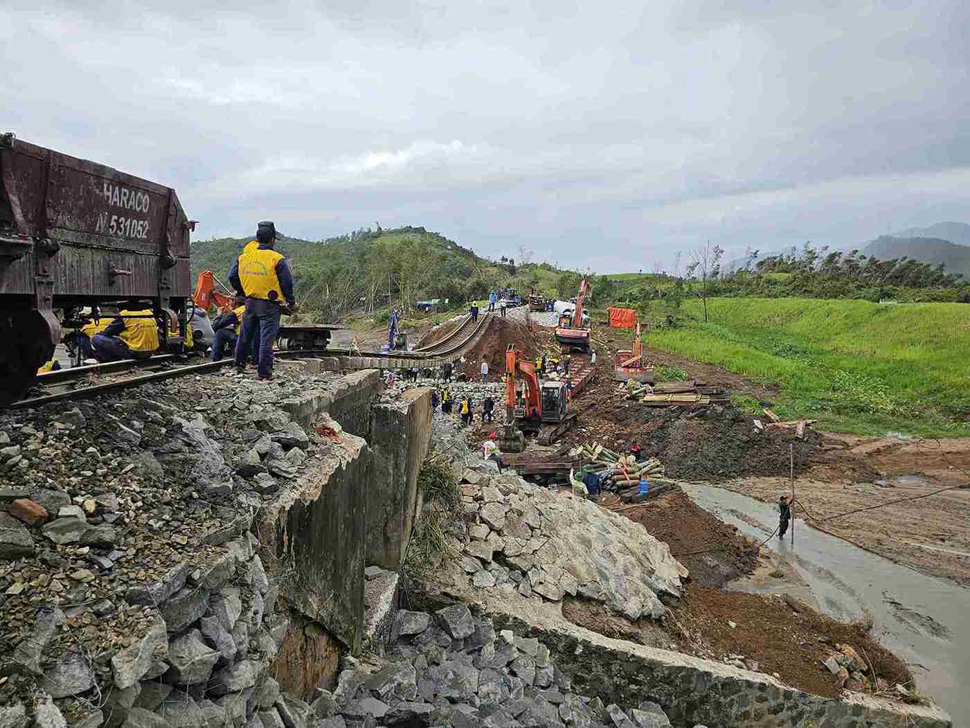 Nhom cong nhan thi cong ngay dem de khoi thong tuyen duong sat. Anh: Bao Trung