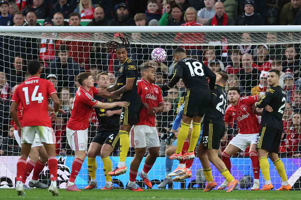 Casemiro danh dau thanh ban trong tran hoa cua Man United truoc Nottingham. Anh: AFP