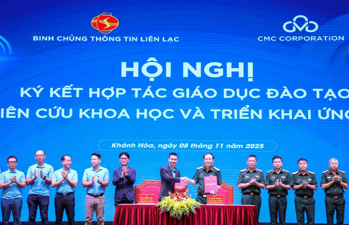 CMC and the Information and Communications Corps signed a strategic cooperation agreement, committing to 3 pillars of human resources, R&D, and infrastructure. Photo: CMC