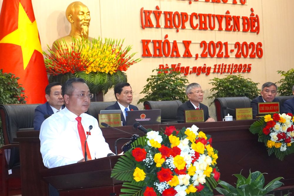 Dai bieu Nguyen Hao - Bi thu Dang uy xa Dai Loc, TP Da Nang co nhieu kien nghi lien quan den cong tac phong chong bao lu trong thoi gian vua qua. Anh: Tran Thi