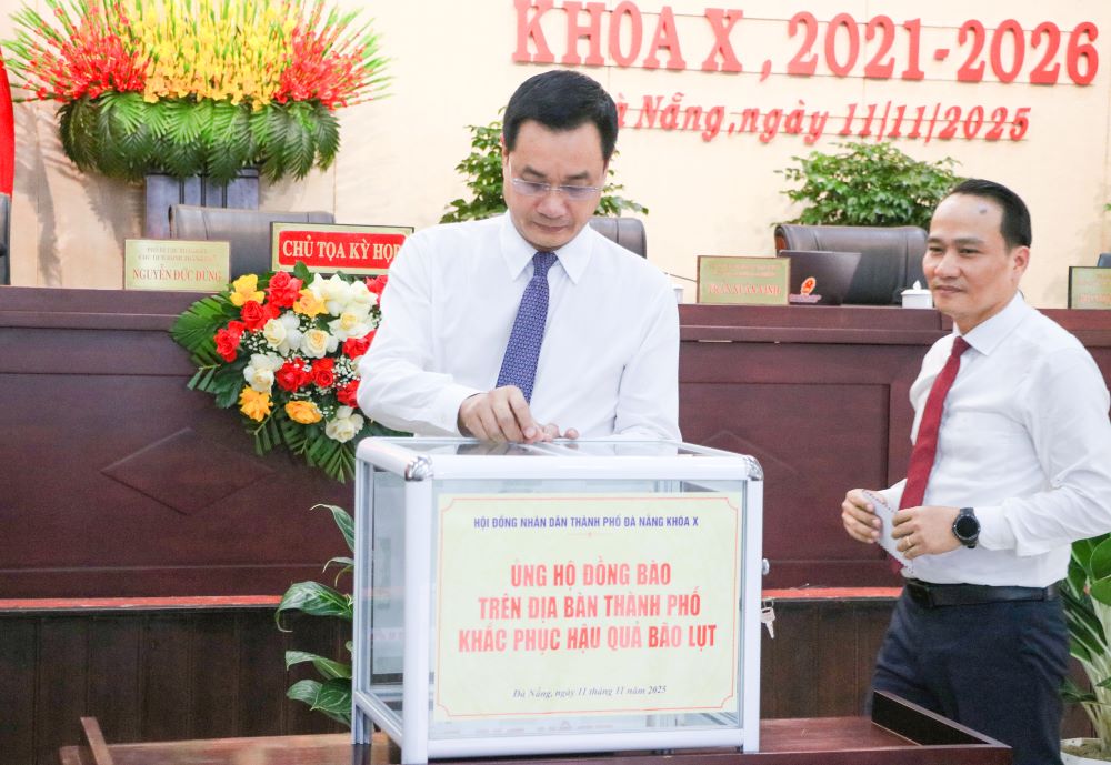 Ong Le Ngoc Quang - Bi thu Thanh uy Da Nang ung ho cac xa, phuong khac phuc sau bao lu. Anh: Tran Thi