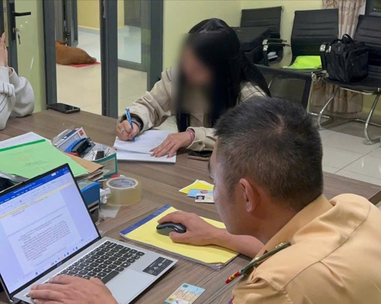 Cảnh sát Giao thông Công an Lâm Đồng xử phạt nữ tài xế không nhường đường cho đoàn xe ưu tiên trên cao tốc Liên Khương - Prenn. Ảnh: Công an cung cấp