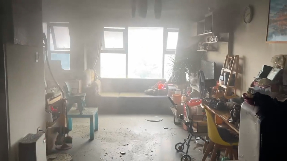 Fire in an apartment on the 16th floor of an apartment building in Ho Chi Minh City during rush hour.