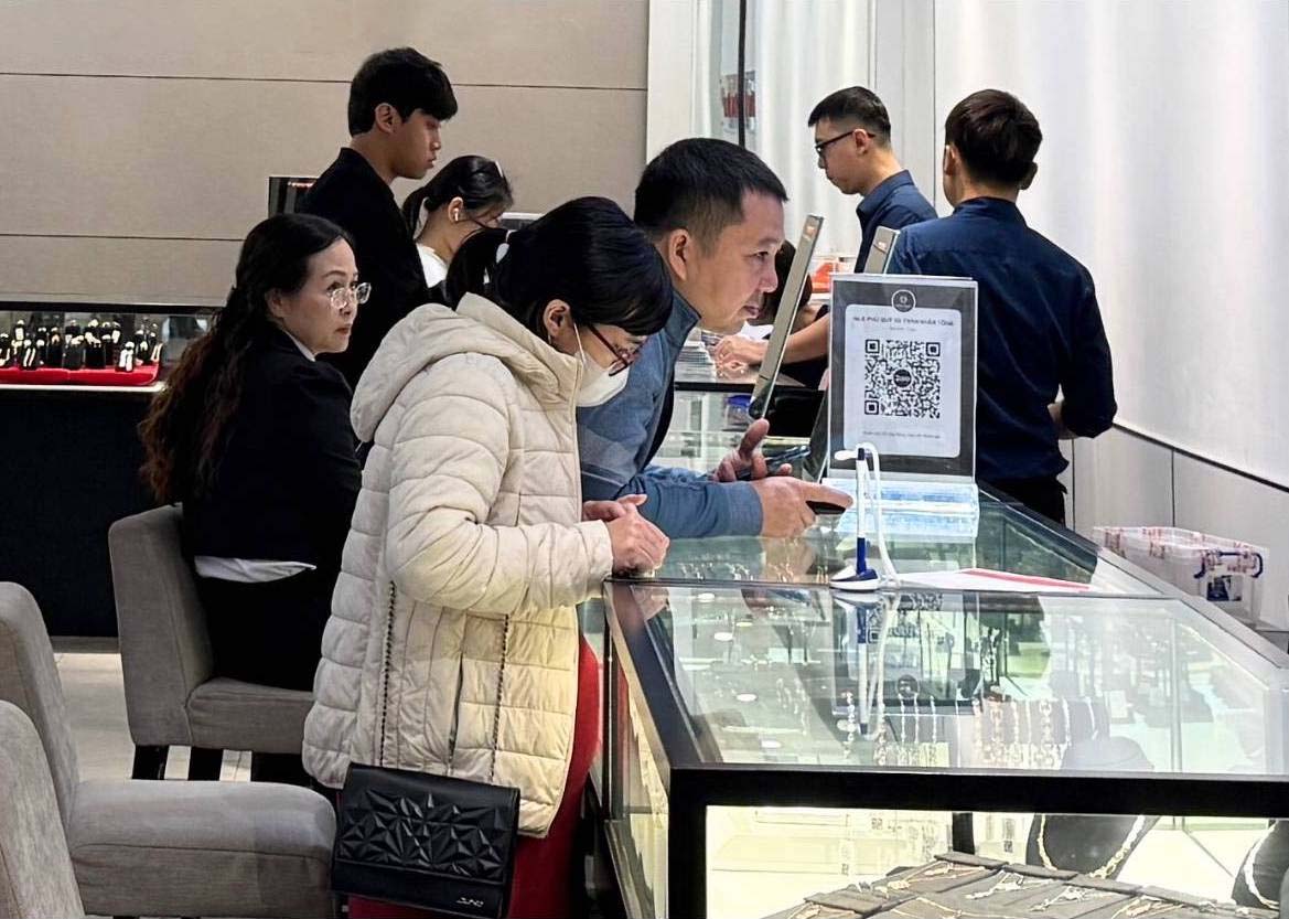 Nhieu nguoi cho biet, thoi diem nay, bac kha de mua. Anh: Phuong Anh