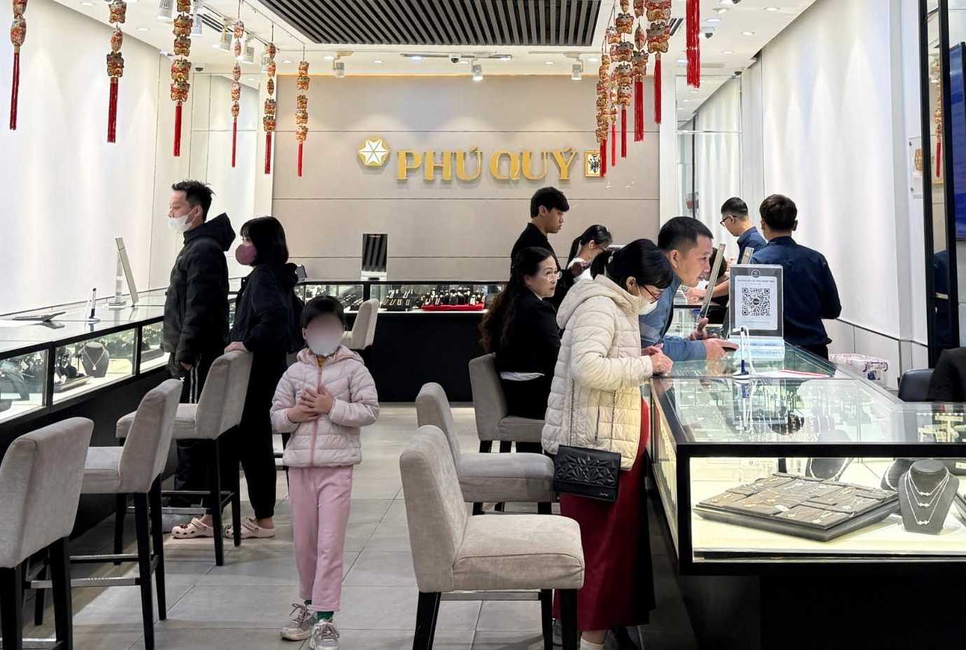 Tai mot so cua hang kinh doanh o Ha Noi, viec giao dich bac dien ra nhanh chong, khong con tinh trang xep hang dai. Anh: Phuong Anh