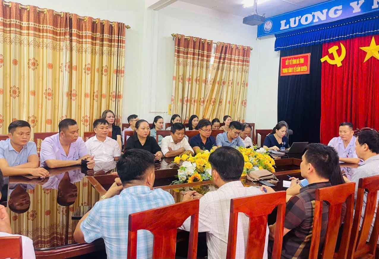 El Centro de Salud de Cam Xuyen necesita contratar a 24 funcionarios. En la foto estan funcionarios y empleados del Centro de Salud de Cam Xuyen durante la reunion de principios de mes. Foto: Hoang Anh.