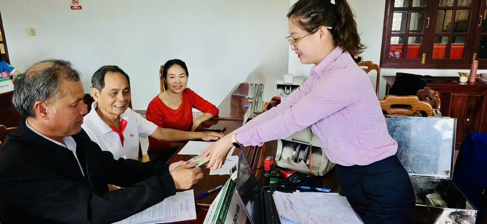 Cac diem giao dich hoat dong on dinh, tich cuc phuc vu nhan dan vay von sau sap nhap. Ảnh: NHCSXH