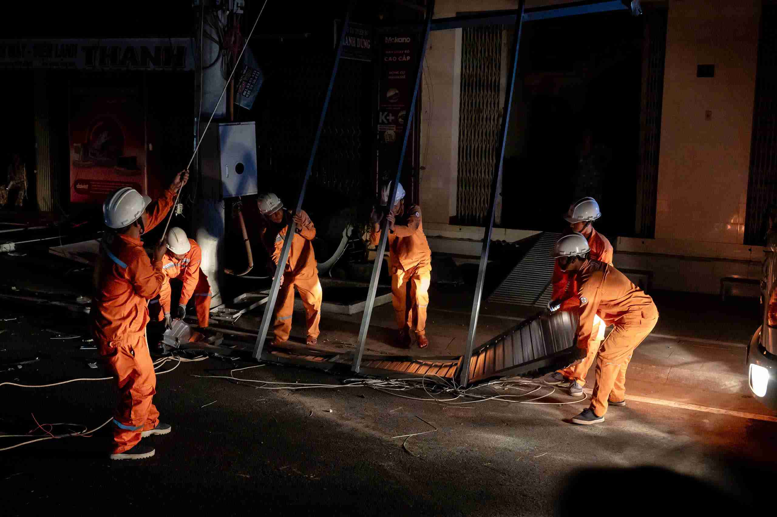 Nhan vien nganh dien lam ca ngay lan dem de khac phuc cac su co mat dien. Anh: Bao Lam