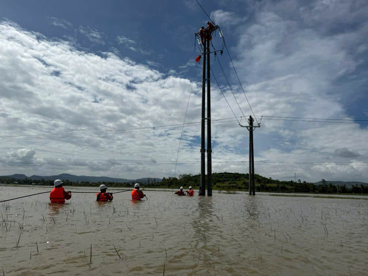 The Dak Lak electricity industry has restored 95% of customers who lost power due to storm No. 13. Photo: Bao Lam