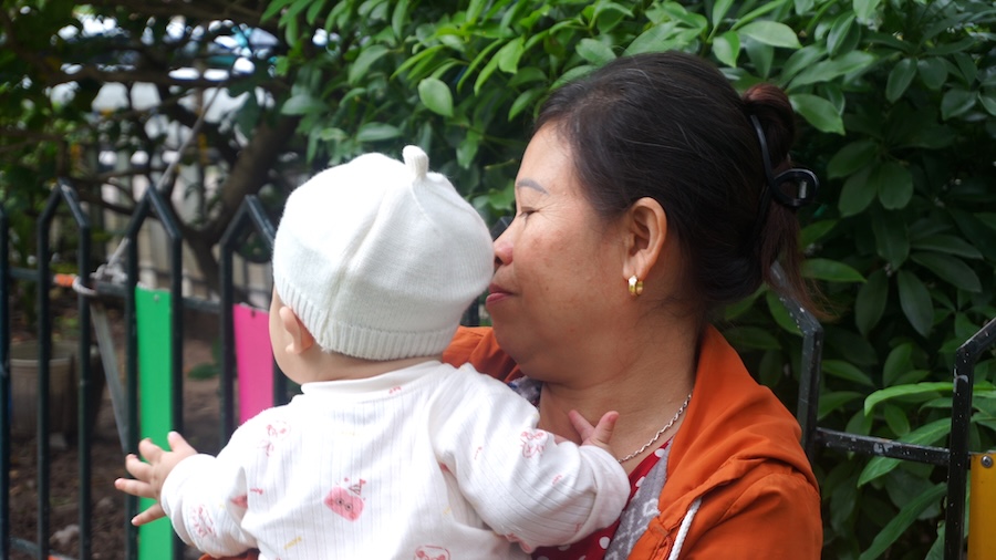 To prevent seasonal diseases, parents limit children's close contact with friends