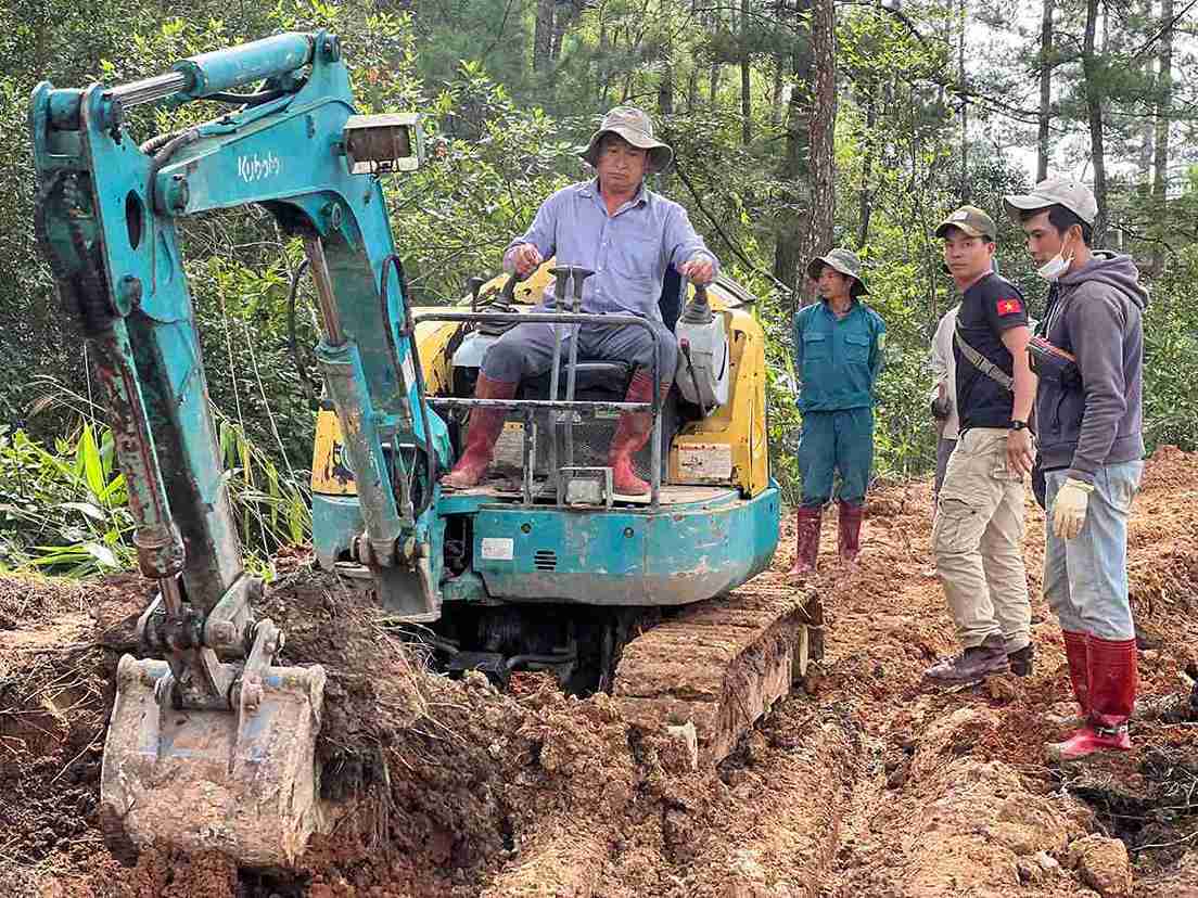 Lam Dong parents opened a road to take their children to school because the D'ran Pass road is prohibited for traffic. Photo: Phuc Khanh