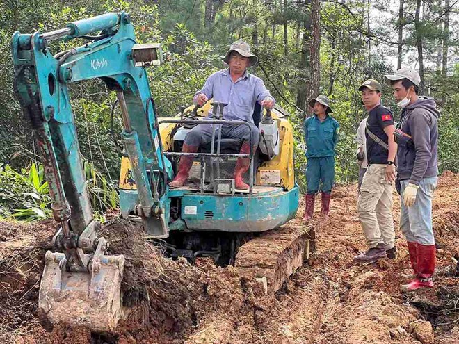 Đèo D’ran cấm lưu thông, phụ huynh Lâm Đồng mở đường mòn đưa con đi học