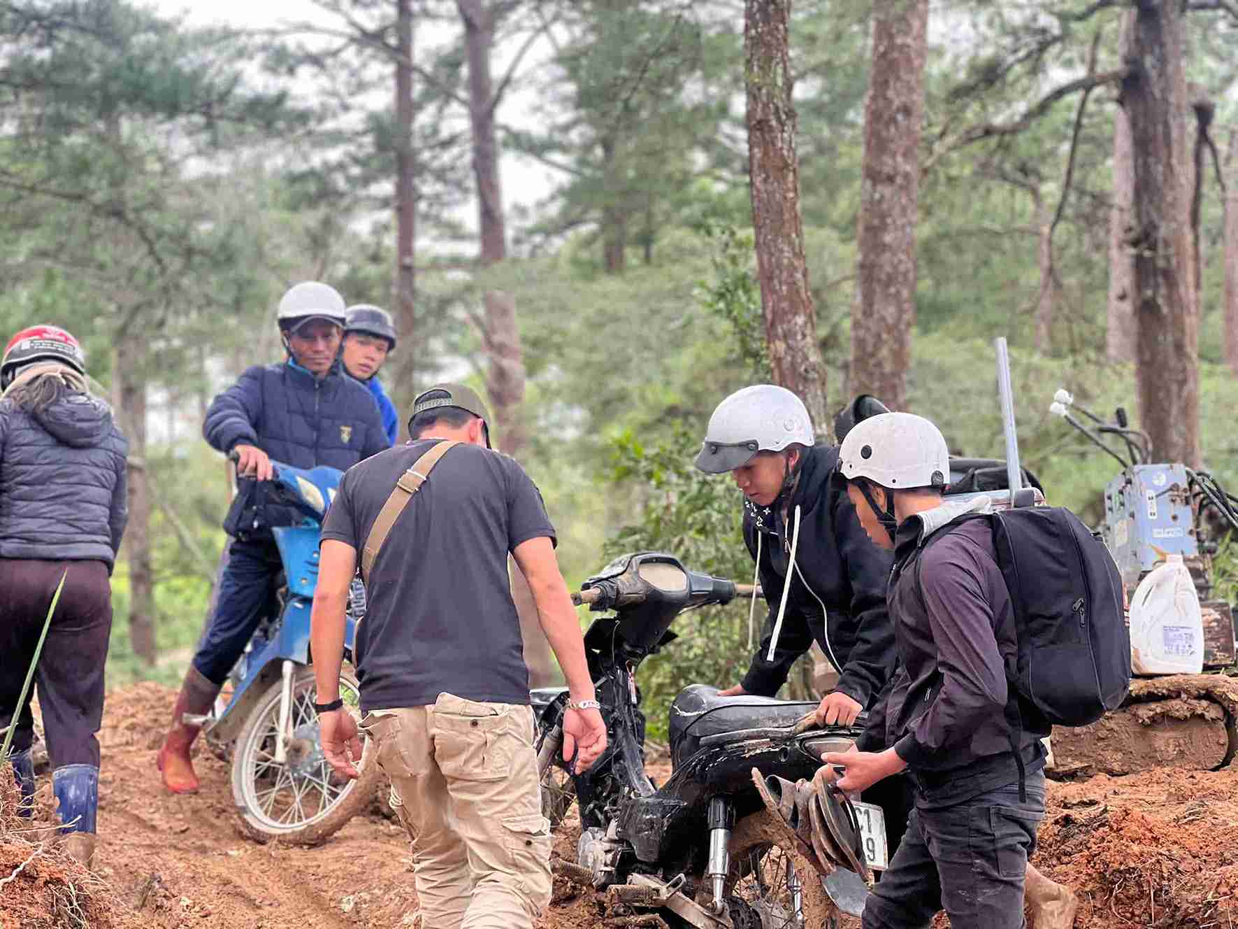 Hoc sinh bang theo duong mon moi mo de den truong hoc tap. Anh: Phuc Khanh