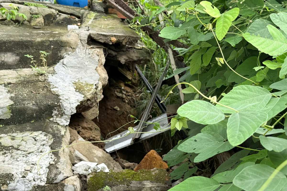 Mot noi khac cung bi khoet sau duoi chan mong, nguy co sat lo cao. Anh: Thanh An