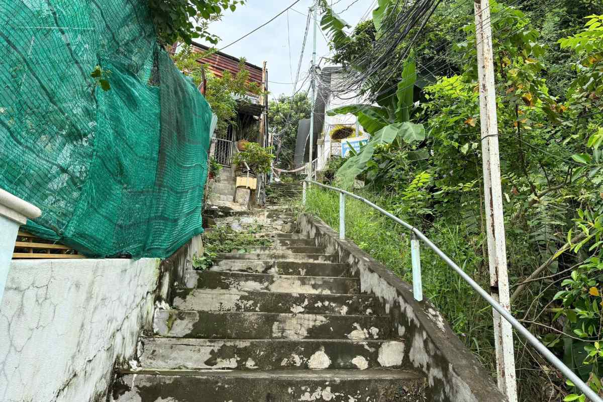 Khu vuc co nguy co sat lo nam tren nui cao, doc thang dung. Chinh quyen dia phuong da tien hanh di doi cac ho dan ra khoi khu vuc. Anh: Thanh An