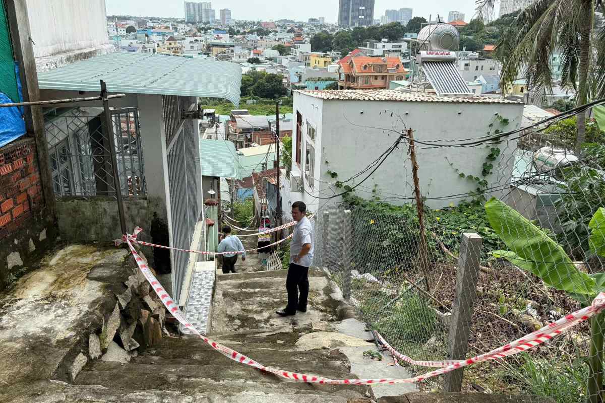 To cong tac khao sat ky luong hien trang dia chat tai khu vuc, tinh trang cac can nha trong khu vuc. Anh: Thanh An