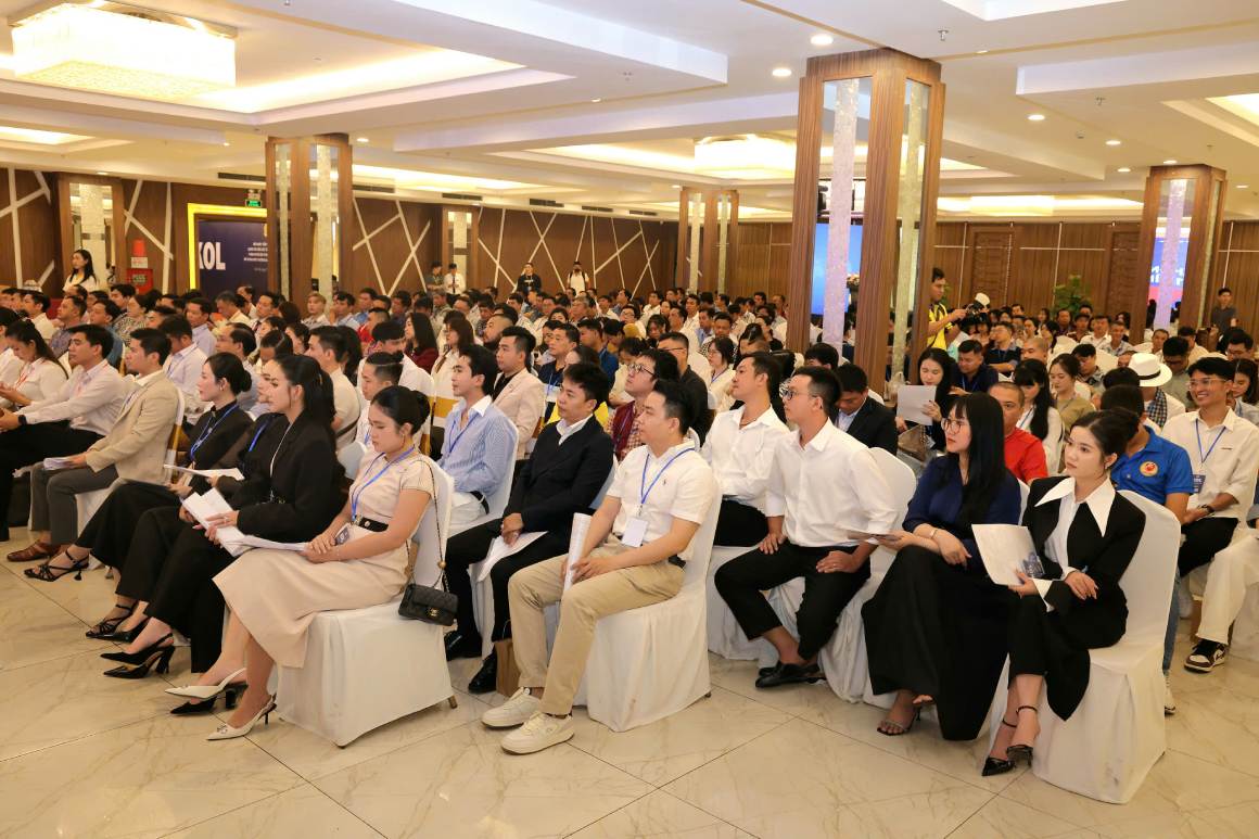 Dai bieu tham du hoi nghi. Anh: Ta Quang